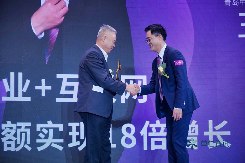 中國生產(chǎn)力促進(jìn)中心協(xié)會(huì)常務(wù)理事長、秘書長申長江先生（左），為青島中新華美塑料有限公司總經(jīng)理王東先生（右）頒獎(jiǎng)